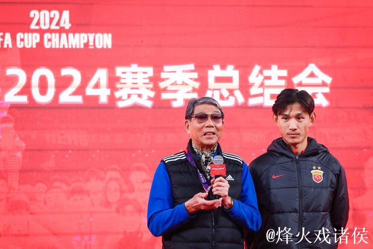 36 岁 “老黄忠” 王燊超再战一年，“带刀侍卫”靠啥关键时刻总能进球？